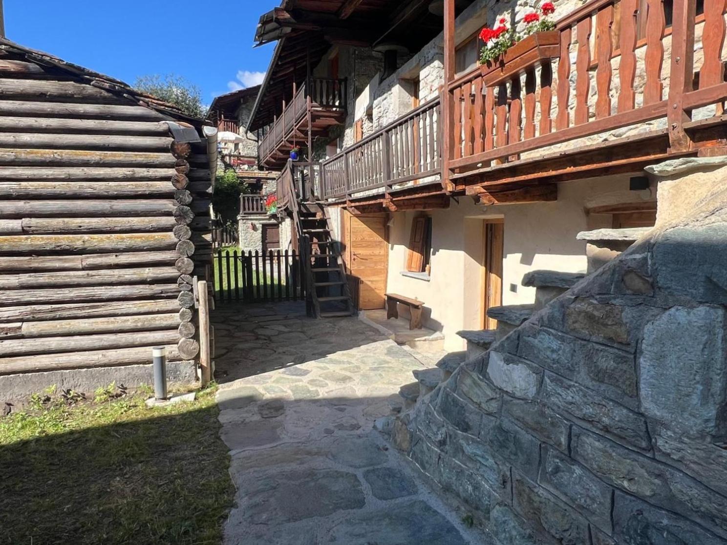 Joivy Modern Family Chalet With Stunning Mountain Views Champoluc Εξωτερικό φωτογραφία