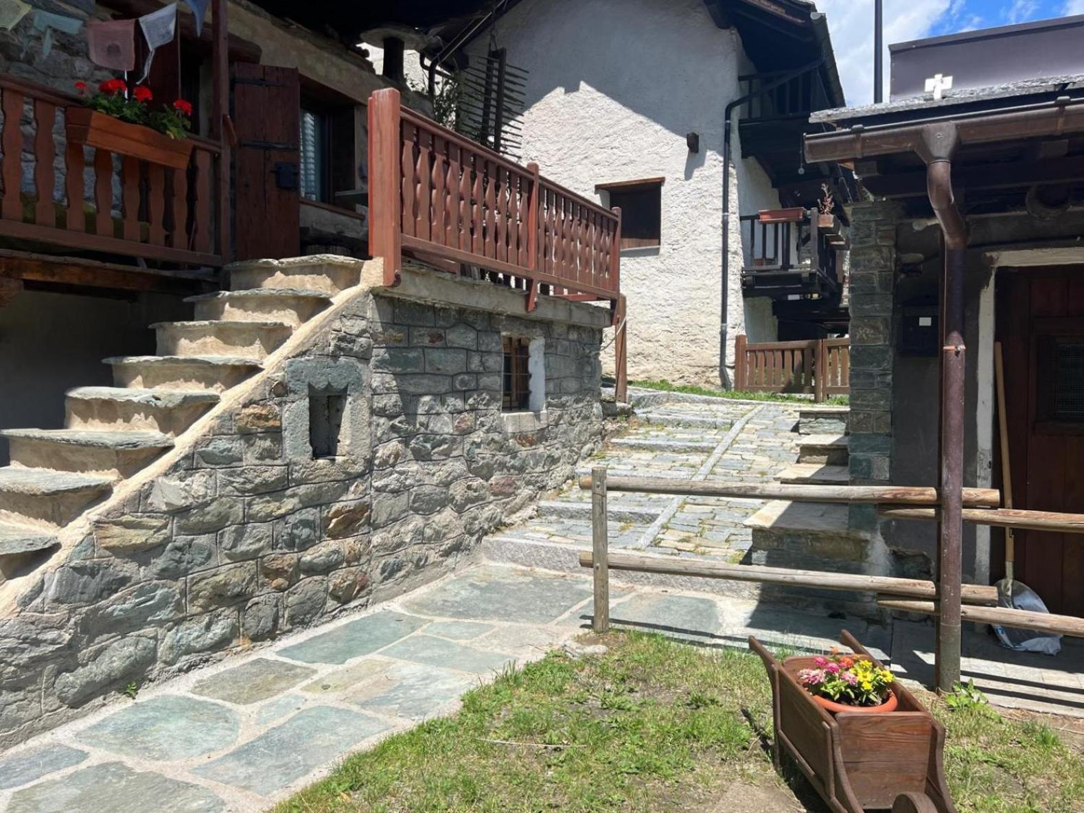 Joivy Modern Family Chalet With Stunning Mountain Views Champoluc Εξωτερικό φωτογραφία